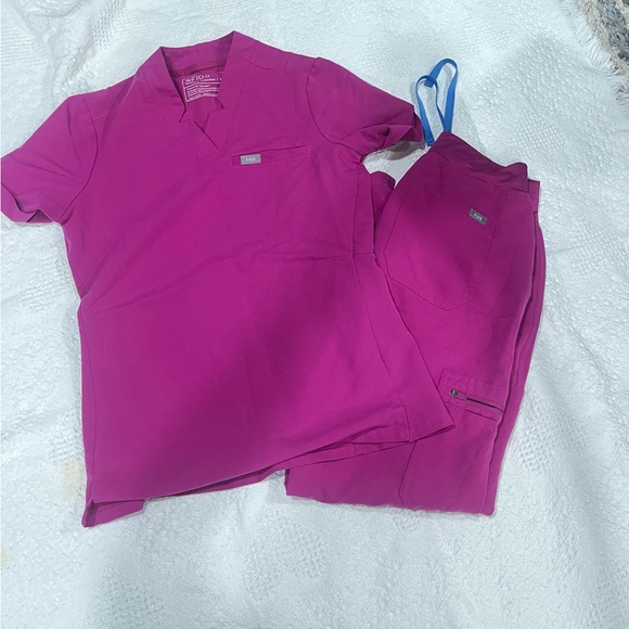 Figs set of scrubs top is xs pants are small - Picture 4 of 6